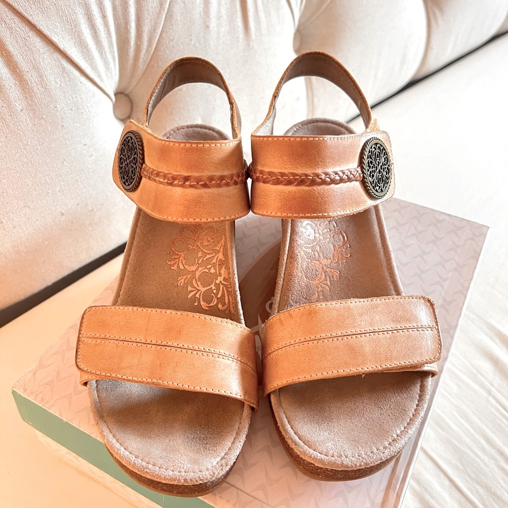 Aetrex sandals 2 1/2” platform